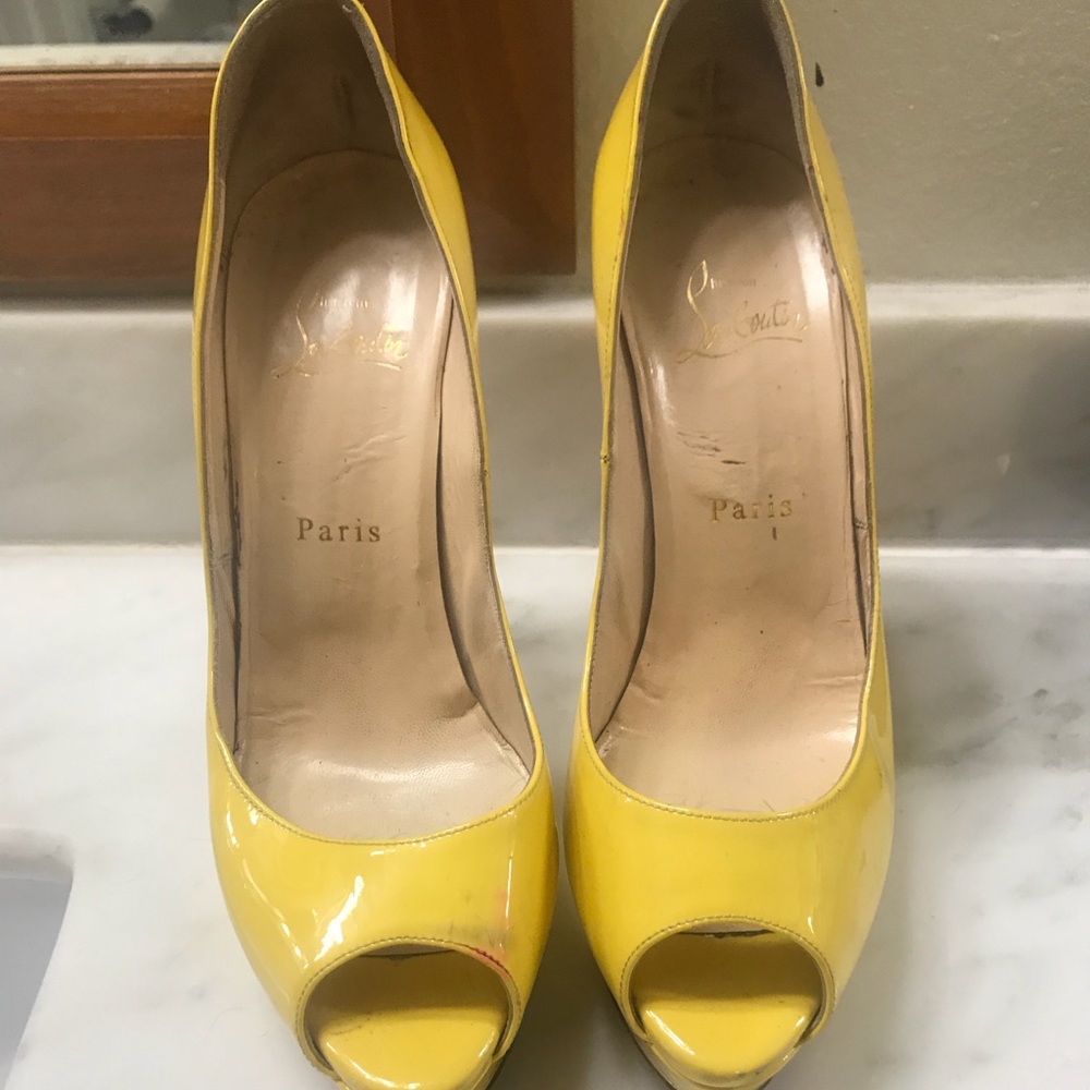 Peep toe Yellow patent Loub Putin’s